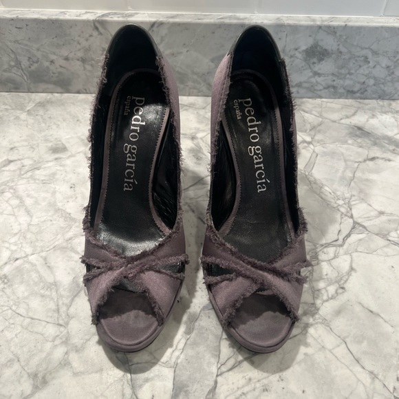 Pedro Gracia Satin Dannie Pumps in Charcoal Gray | Size 8.5/38.5 - Picture 4 of 10